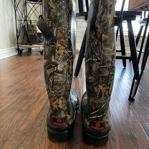 Men’s size 8 camo rubber boots